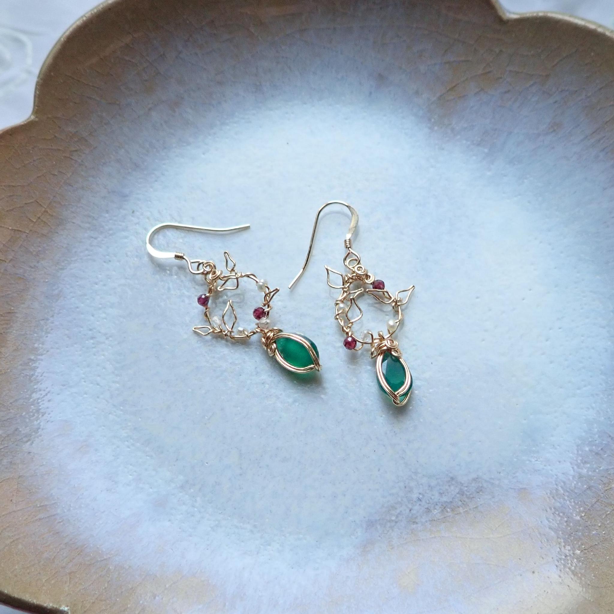 グリーンオニキスのリーフピアス